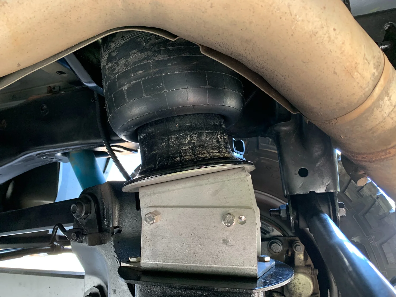 しむ　0628 14'-UP RAM 2500 FACTORY RAKE Rear CRM Air Spring Kit (SQ6560890